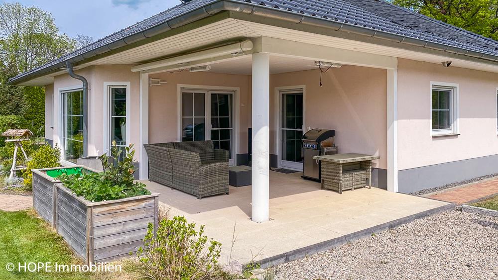 Rückseite mit Terrasse