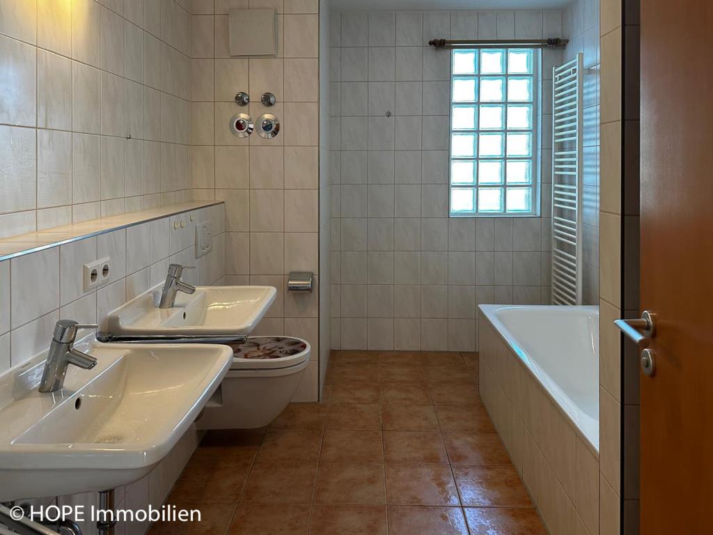 Bad mit Wanne und Dusche