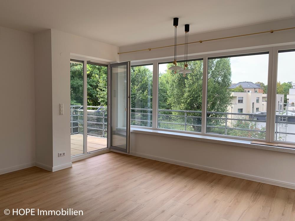 Wohnzimmer mit Zugang Balkon