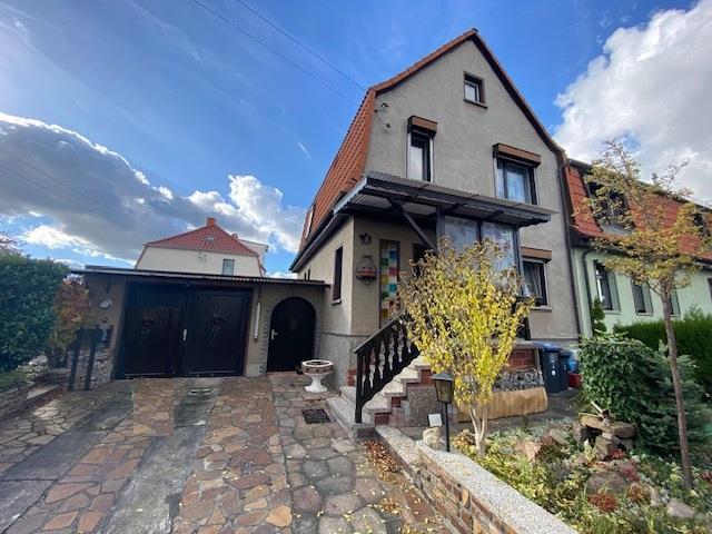 Hausansicht mit Garage