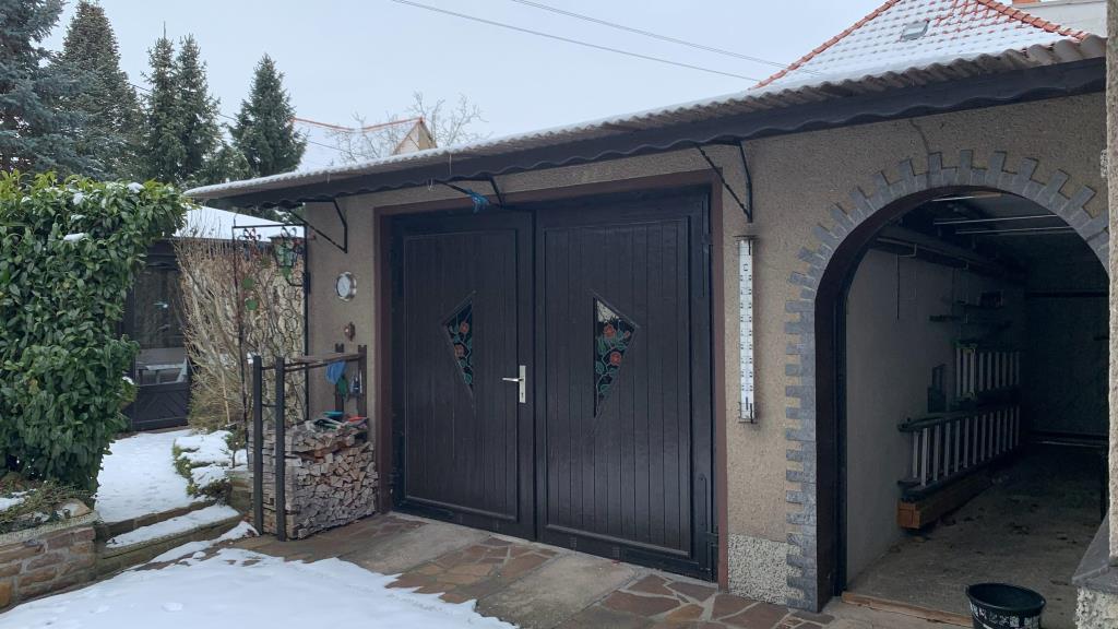 Nebengebäude und Garage