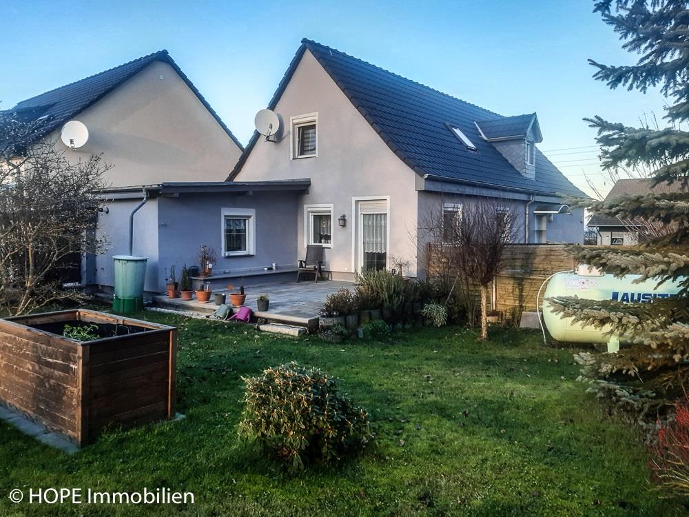 Seitenansicht mit Terrasse