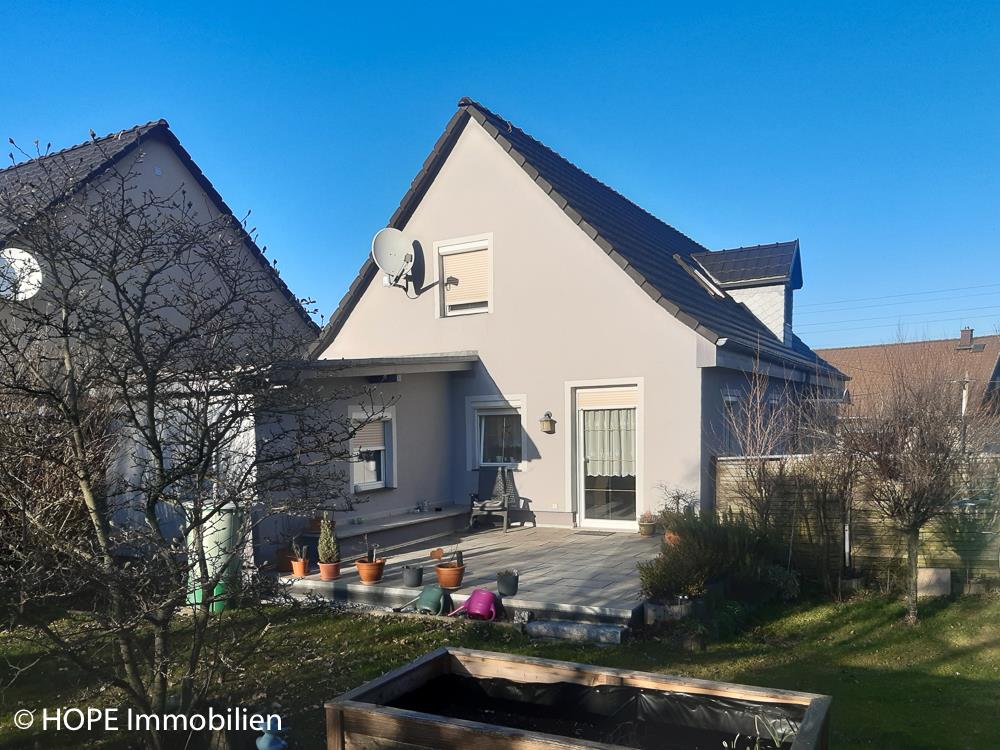 Hausansicht mit Terrasse