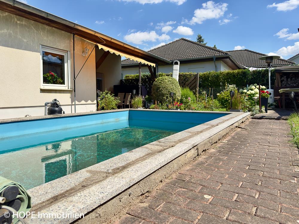 Rückansicht mit Pool