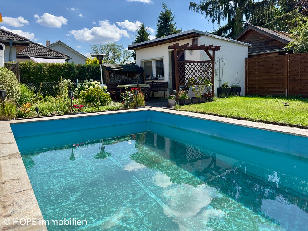 Pool und Gartenhaus