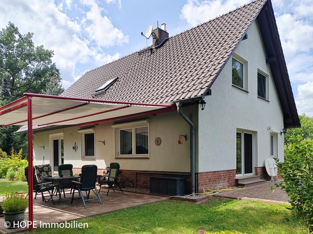 Rückseite mit Terrasse 