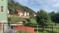 Blick vom Balkon Richtung Straße